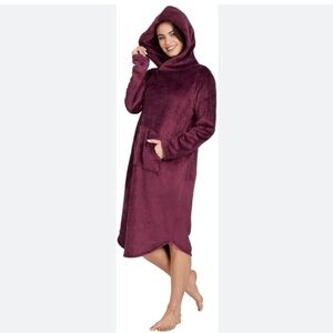 32 DEGREES Heat Women's Hooded Cozy Plush Sleep Lounger (Small/Medium)  Wine